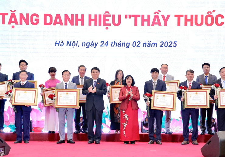 Ngành Y tế Thủ đô có thêm 19 cá nhân được phong tặng danh hiệu Thầy thuốc ưu tú - Ảnh 1.