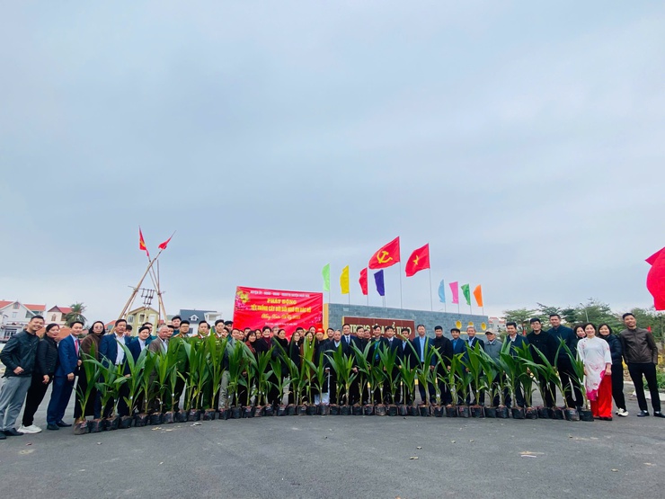 Huyện uỷ - HĐND- UBND – UBMTTQ Việt Nam huyện Hoài Đức phát động Tết trồng cây “Đời đời nhớ ơn Bác Hồ” xuân Ất Tỵ 2025 tại khu di tích lịch sử Đình Quán Giá. - Ảnh 4.
