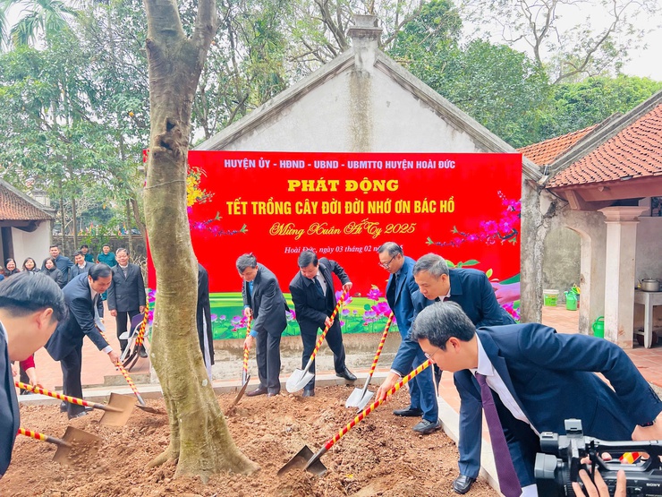 Huyện uỷ - HĐND- UBND – UBMTTQ Việt Nam huyện Hoài Đức phát động Tết trồng cây “Đời đời nhớ ơn Bác Hồ” xuân Ất Tỵ 2025 tại khu di tích lịch sử Đình Quán Giá. - Ảnh 2.