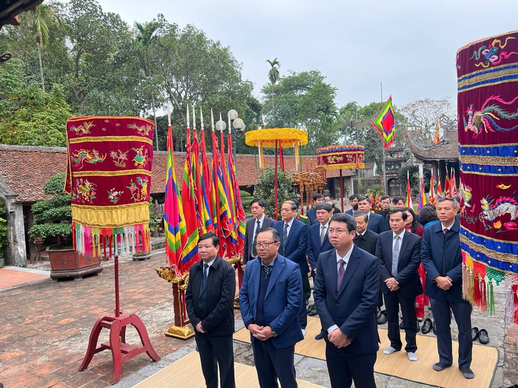 Huyện uỷ - HĐND- UBND – UBMTTQ Việt Nam huyện Hoài Đức phát động Tết trồng cây “Đời đời nhớ ơn Bác Hồ” xuân Ất Tỵ 2025 tại khu di tích lịch sử Đình Quán Giá. - Ảnh 1.