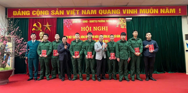 Phường Tương Mai Tổ chức gặp mặt, trao quà thanh niên lên đường nhập ngũ và tham gia nghĩa vụ Công an nhân dân năm 2025 
- Ảnh 1.