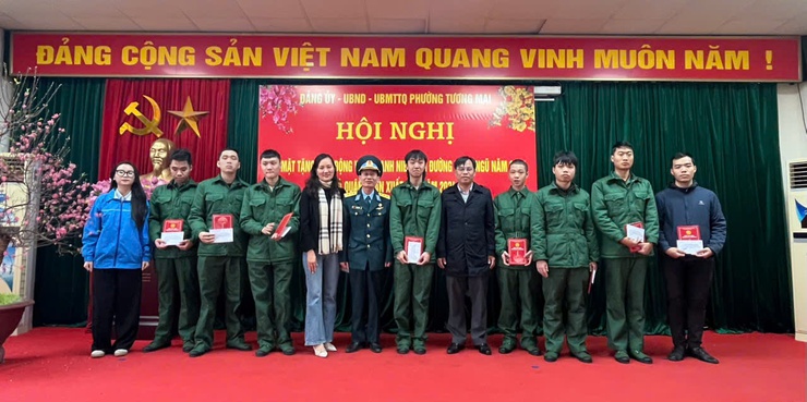 Phường Tương Mai Tổ chức gặp mặt, trao quà thanh niên lên đường nhập ngũ và tham gia nghĩa vụ Công an nhân dân năm 2025 
- Ảnh 2.
