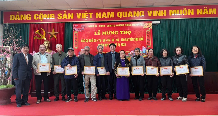 Phường Tương Mai trang trọng tổ chức Lễ mừng thọ các cụ tuổi 70-75-80-85-90-95-100 và trên 100 tuổi nhân dịp Xuân Ất Tỵ 2025.
- Ảnh 2.