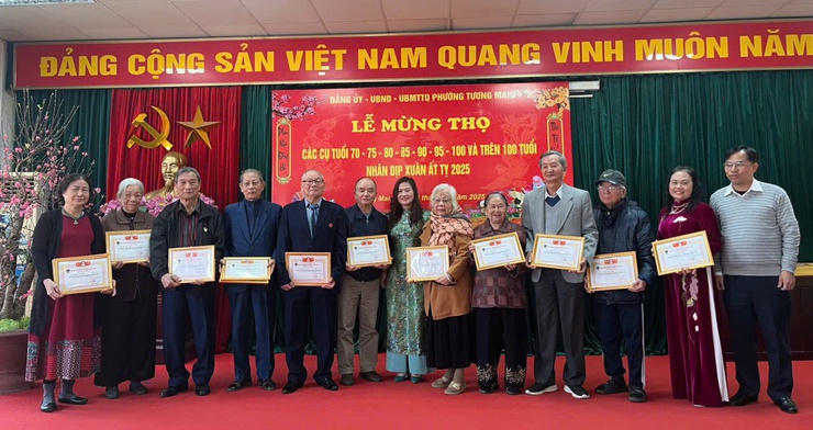 Phường Tương Mai trang trọng tổ chức Lễ mừng thọ các cụ tuổi 70-75-80-85-90-95-100 và trên 100 tuổi nhân dịp Xuân Ất Tỵ 2025.
- Ảnh 3.