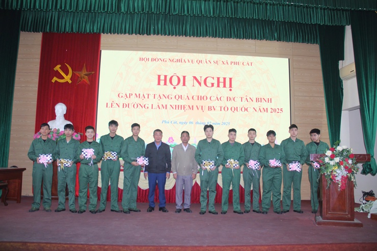 Hội nghị gặp mặt tặng quà cho tân binh xã Phú Cát lên đường làm nhiệm vụ bảo vệ Tổ quốc năm 2025- Ảnh 4.