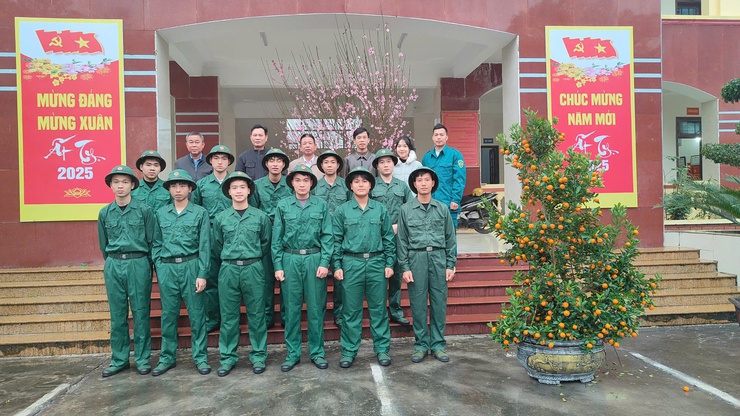 Hội nghị gặp mặt tặng quà cho tân binh xã Phú Cát lên đường làm nhiệm vụ bảo vệ Tổ quốc năm 2025- Ảnh 6.