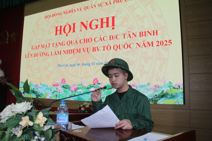 Hội nghị gặp mặt tặng quà cho tân binh xã Phú Cát lên đường làm nhiệm vụ bảo vệ Tổ quốc năm 2025- Ảnh 3.