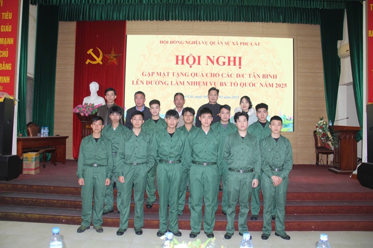 Hội nghị gặp mặt tặng quà cho tân binh xã Phú Cát lên đường làm nhiệm vụ bảo vệ Tổ quốc năm 2025- Ảnh 5.