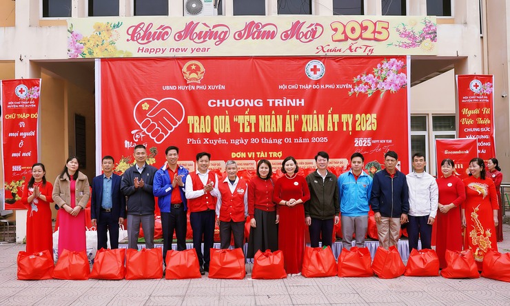 Nhiều hoàn cảnh đặc biệt khó khăn được Hội Chữ thập đỏ huyện Phú Xuyên giúp đỡ 2024- Ảnh 1.