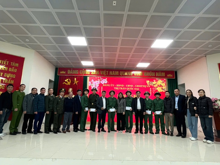 Thị trấn Quốc Oai gặp mặt tân binh lên đường nhập ngũ năm 2025- Ảnh 2.