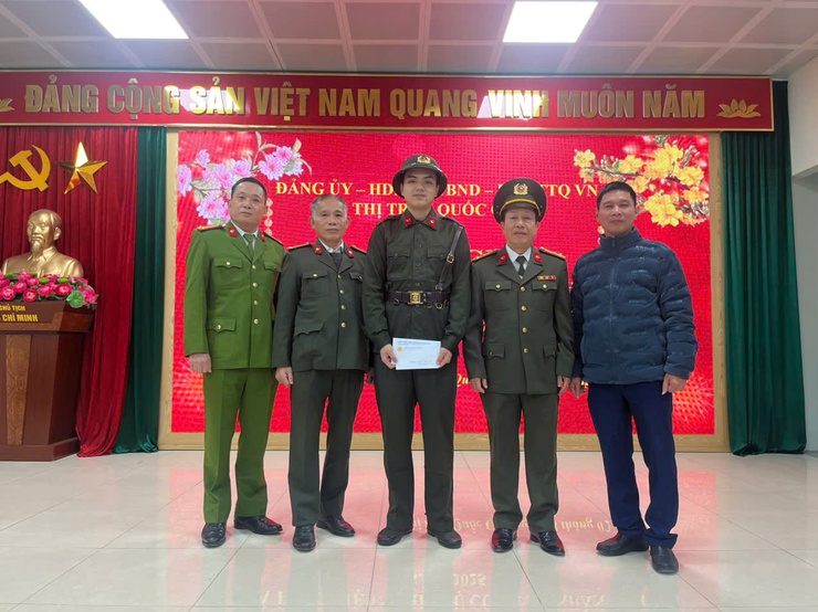 Thị trấn Quốc Oai gặp mặt tân binh lên đường nhập ngũ năm 2025- Ảnh 4.