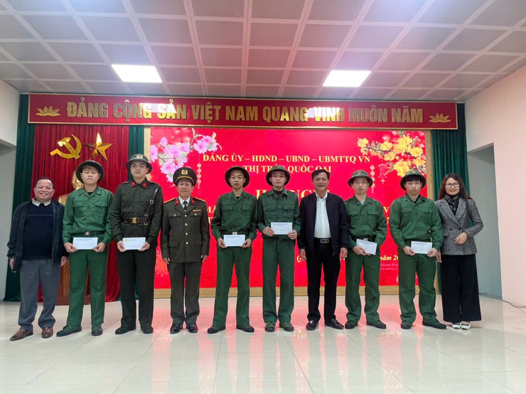 Thị trấn Quốc Oai gặp mặt tân binh lên đường nhập ngũ năm 2025- Ảnh 3.