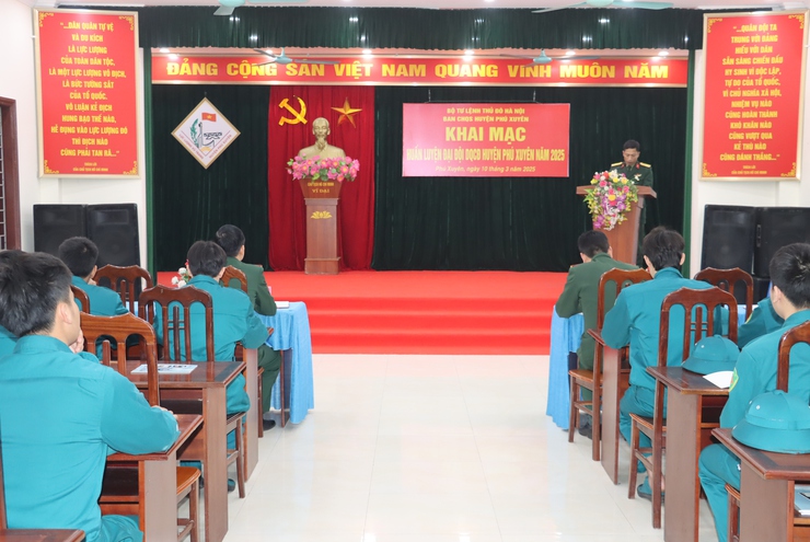 Khai mạc huấn luyện Đại đội dân quân cơ động huyện Phú Xuyên năm 2025- Ảnh 1.