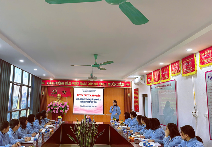 Trường mầm non Hoàng Liệt đẩy mạnh công tác tuyên truyền, phổ biến các luật, Nghị quyết được Quốc hội khoá XV thông qua tại kỳ họp thứ 8- Ảnh 1.