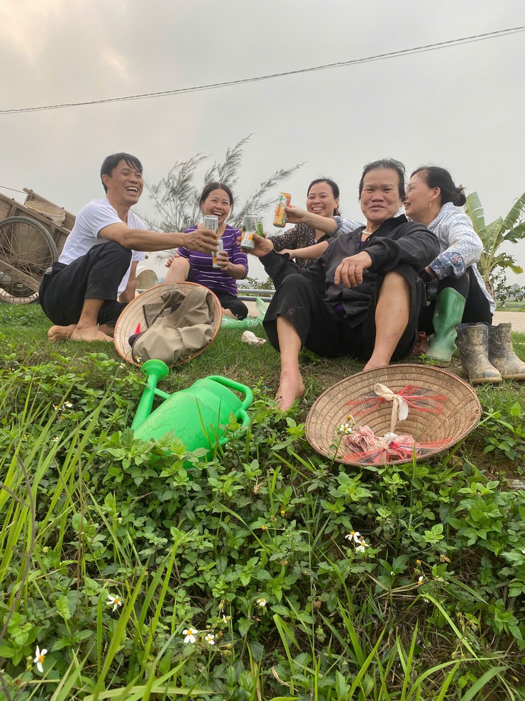 Cán bộ và nhân dân thôn muôn trồng cây xanh hưởng ứng cuộc thi "Sáng, xanh, sạch, đẹp an toàn" năm 2025- Ảnh 1.