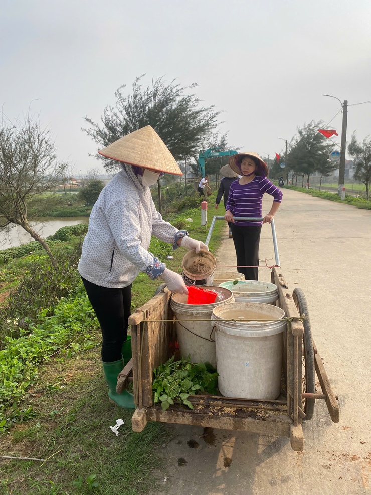 Cán bộ và nhân dân thôn muôn trồng cây xanh hưởng ứng cuộc thi "Sáng, xanh, sạch, đẹp an toàn" năm 2025- Ảnh 2.