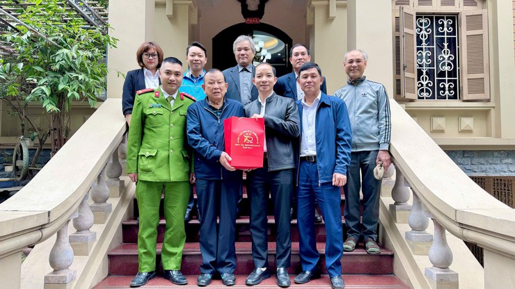 Phường Hoàng Liệt tặng quà các gia đình chính sách nhân kỷ niệm 70 năm ngày thành lập xã, phường Hoàng Liệt- Ảnh 1.