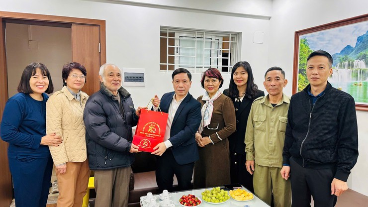 Phường Hoàng Liệt tặng quà các gia đình chính sách nhân kỷ niệm 70 năm ngày thành lập xã, phường Hoàng Liệt- Ảnh 2.