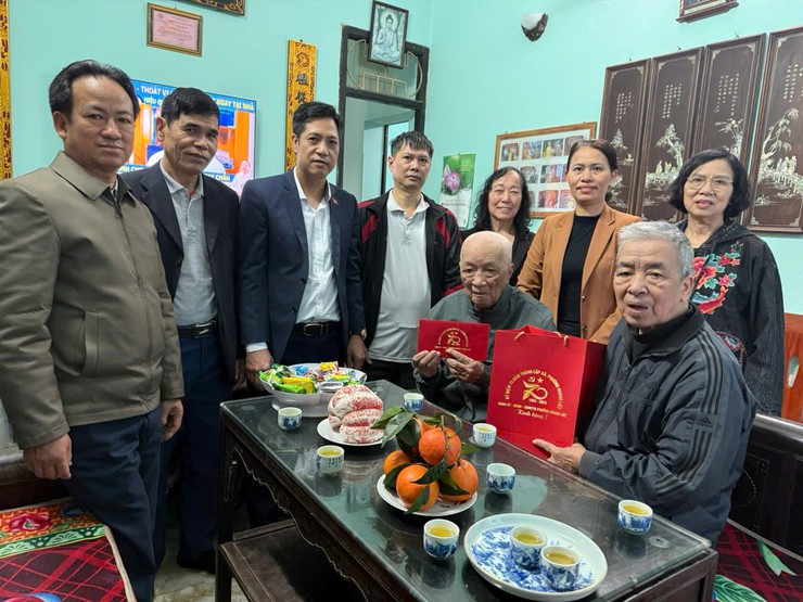Phường Hoàng Liệt tặng quà các gia đình chính sách nhân kỷ niệm 70 năm ngày thành lập xã, phường Hoàng Liệt- Ảnh 4.