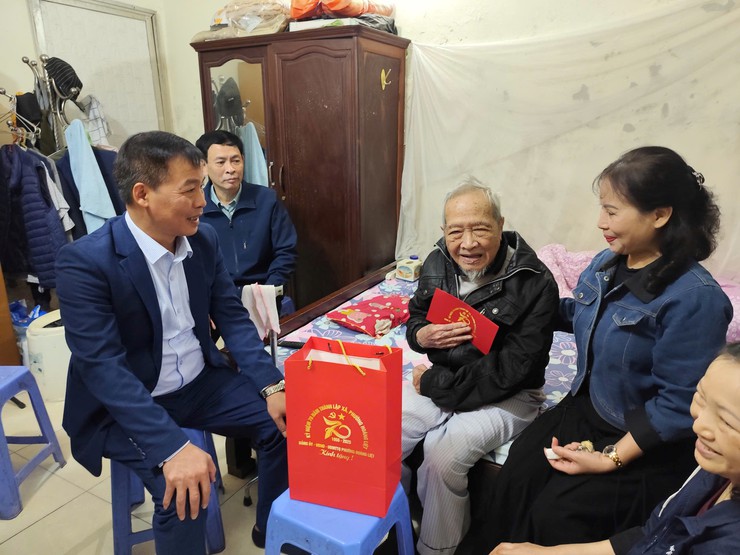 Phường Hoàng Liệt tặng quà các gia đình chính sách nhân kỷ niệm 70 năm ngày thành lập xã, phường Hoàng Liệt- Ảnh 3.