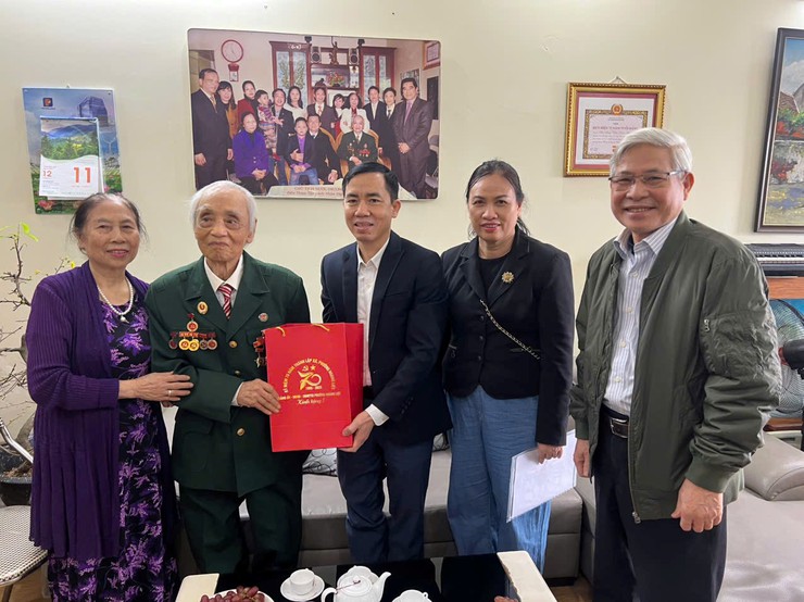 Phường Hoàng Liệt tặng quà các gia đình chính sách nhân kỷ niệm 70 năm ngày thành lập xã, phường Hoàng Liệt- Ảnh 5.