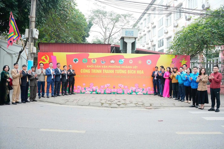 Khối Dân vận phường Hoàng Liệt khánh thành công trình "Tranh tường bích họa" chào mừng kỷ niệm 70 năm ngày thành lập xã, phường Hoàng Liệt (02/4/1955 - 02/4/2025)- Ảnh 1.