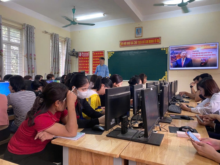 Huyện Phú Xuyên tổ chức tập huấn về chuyển đổi số, ứng dụng CNTT, công nghệ AI trong giải quyết công việc- Ảnh 2.