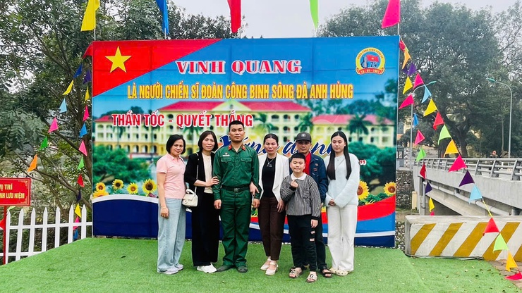 Lãnh đạo thị trấn Phú Minh đến thăm, gặp mặt chiến sĩ mới nhập ngũ tại các đơn vị huấn luyện- Ảnh 1.