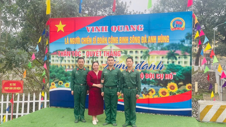 Lãnh đạo thị trấn Phú Minh đến thăm, gặp mặt chiến sĩ mới nhập ngũ tại các đơn vị huấn luyện- Ảnh 2.