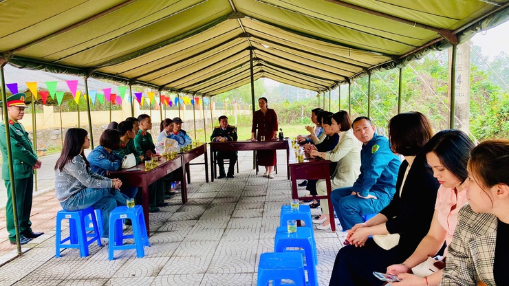 Lãnh đạo thị trấn Phú Minh đến thăm, gặp mặt chiến sĩ mới nhập ngũ tại các đơn vị huấn luyện- Ảnh 4.