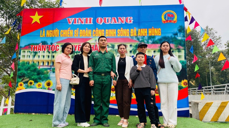 Lãnh đạo thị trấn Phú Minh đến thăm, gặp mặt chiến sĩ mới nhập ngũ tại các đơn vị huấn luyện- Ảnh 5.