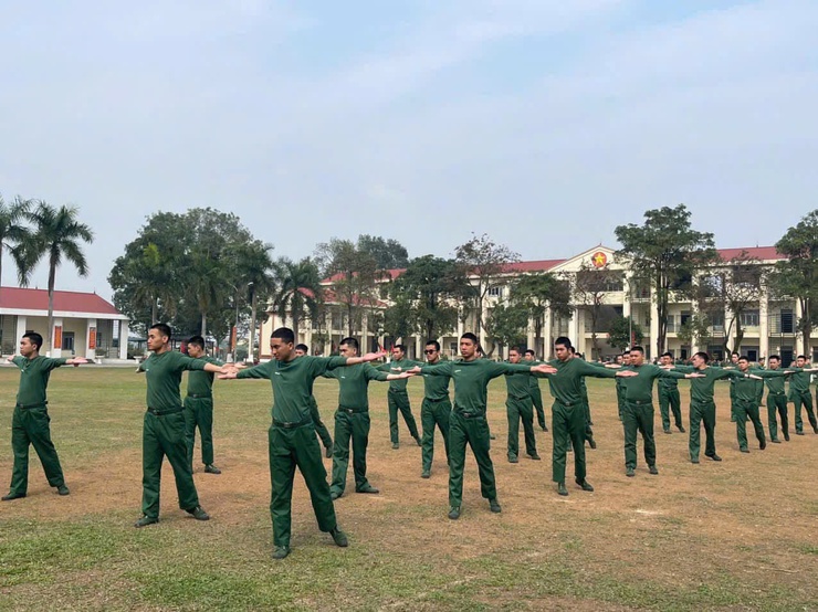 Lãnh đạo thị trấn Phú Minh đến thăm, gặp mặt chiến sĩ mới nhập ngũ tại các đơn vị huấn luyện- Ảnh 6.