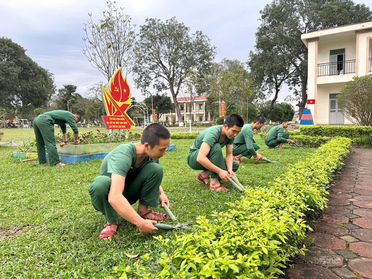 Lãnh đạo thị trấn Phú Minh đến thăm, gặp mặt chiến sĩ mới nhập ngũ tại các đơn vị huấn luyện- Ảnh 7.