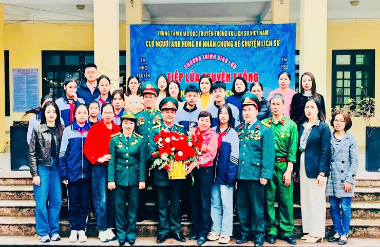 Thiết thực chương trình giao lưu tiếp lửa truyền thống tại trường Trường THCS Phù Lưu và THCS Hoa Sơn - Ứng Hoà- Ảnh 3.