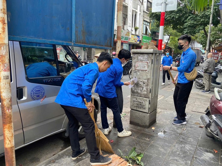 Đoàn Thanh niên Cộng sản Hồ Chí Minh phường Tương Mai tổ chức ra quân ngày cao điểm “Tình nguyện chung tay xây dựng văn minh đô thị”- Ảnh 2.