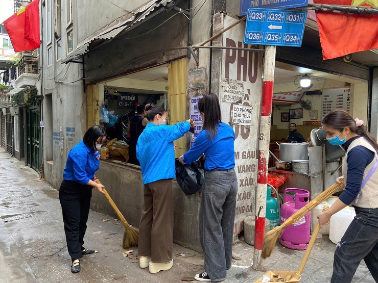 Đoàn Thanh niên Cộng sản Hồ Chí Minh phường Tương Mai tổ chức ra quân ngày cao điểm “Tình nguyện chung tay xây dựng văn minh đô thị”- Ảnh 3.
