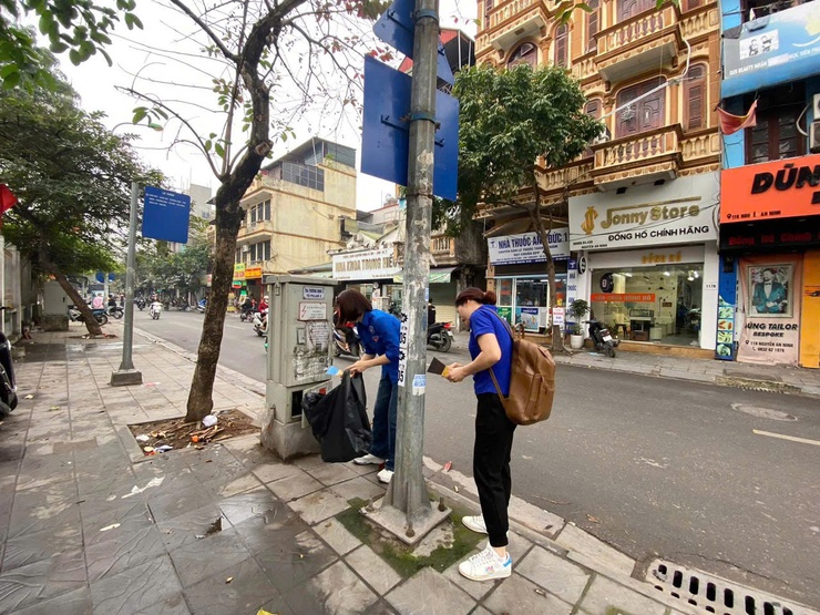 Đoàn Thanh niên Cộng sản Hồ Chí Minh phường Tương Mai tổ chức ra quân ngày cao điểm “Tình nguyện chung tay xây dựng văn minh đô thị”- Ảnh 4.