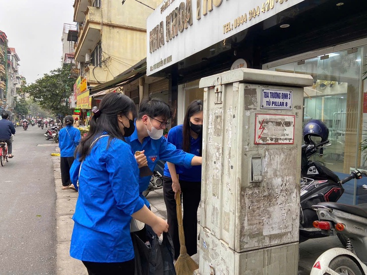 Đoàn Thanh niên Cộng sản Hồ Chí Minh phường Tương Mai tổ chức ra quân ngày cao điểm “Tình nguyện chung tay xây dựng văn minh đô thị”- Ảnh 5.
