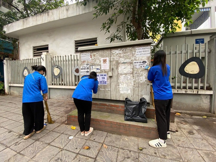 Đoàn Thanh niên Cộng sản Hồ Chí Minh phường Tương Mai tổ chức ra quân ngày cao điểm “Tình nguyện chung tay xây dựng văn minh đô thị”- Ảnh 6.