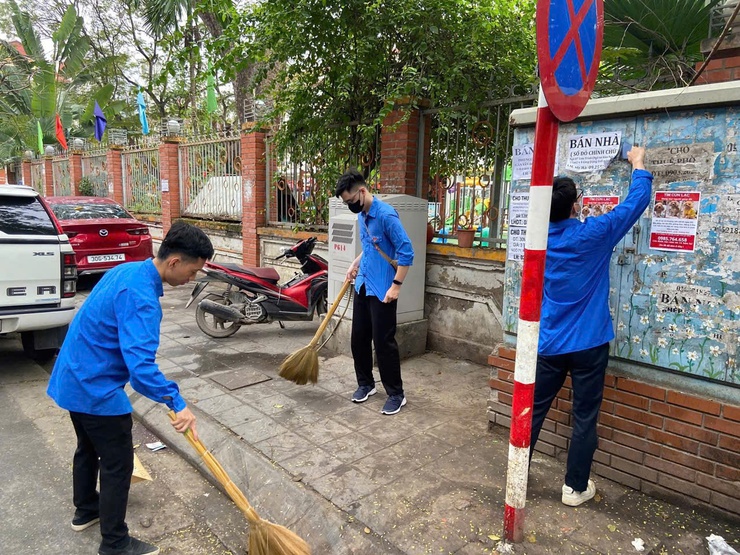 Đoàn Thanh niên Cộng sản Hồ Chí Minh phường Tương Mai tổ chức ra quân ngày cao điểm “Tình nguyện chung tay xây dựng văn minh đô thị”- Ảnh 9.