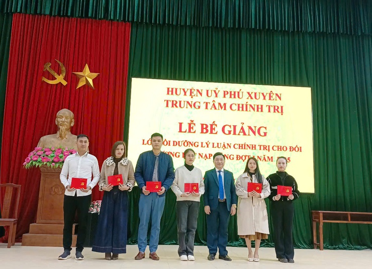       Bế giảng lớp bồi dưỡng nhận thức về Đảng  đợt I 
                                             năm 2025- Ảnh 1.