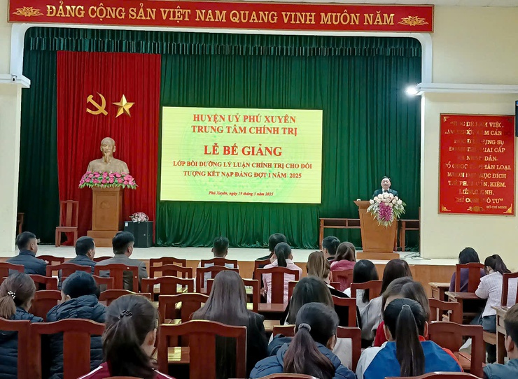       Bế giảng lớp bồi dưỡng nhận thức về Đảng  đợt I 
                                             năm 2025- Ảnh 2.