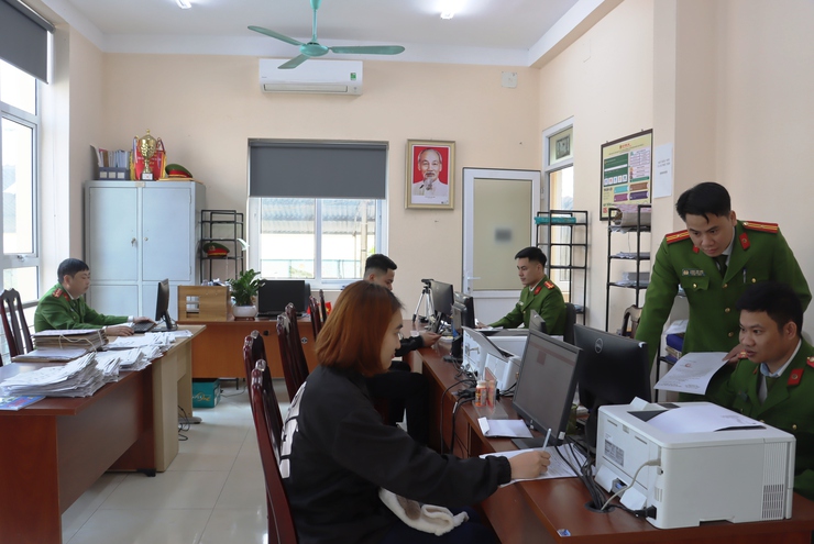        Công an cấp xã, thị trấn thực hiện các nhiệm vụ mới 
                           khi không còn công an cấp huyện   
                                                - Ảnh 1.