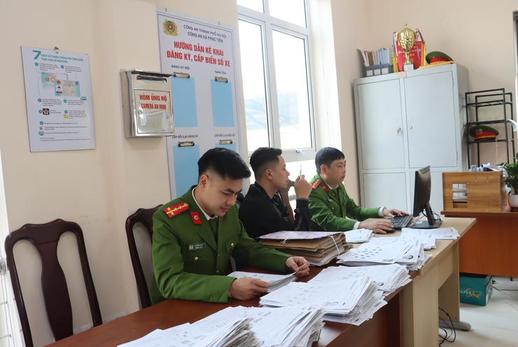        Công an cấp xã, thị trấn thực hiện các nhiệm vụ mới 
                           khi không còn công an cấp huyện   
                                                - Ảnh 2.