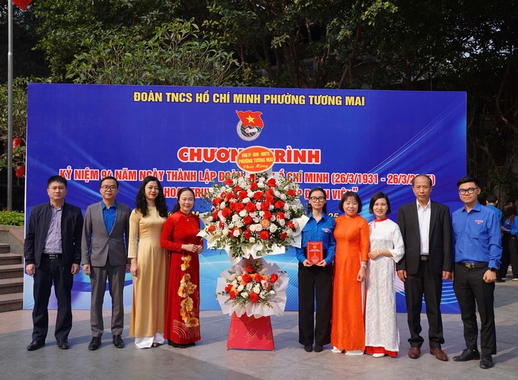 Ban chấp hành đoàn phường Tương Mai tổ chức Lễ kỷ niệm 94 năm Ngày thành lập Đoàn thanh niên Cộng sản Hồ Chí Minh (26/3/1931-26/3/2025); kết nạp đoàn viên và giáo dục truyền thống- Ảnh 1.