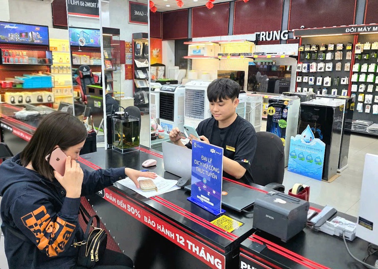 Nhiều cửa hàng điện thoại, máy tính ở Hà Nội hỗ trợ người dân làm thủ tục hành chính- Ảnh 3.