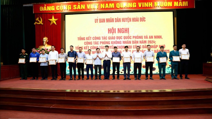Hoài Đức tổng kết công tác tuyển quân năm 2025; công tác phòng không nhân dân, giáo dục Quốc phòng-an ninh năm 2024- Ảnh 8.