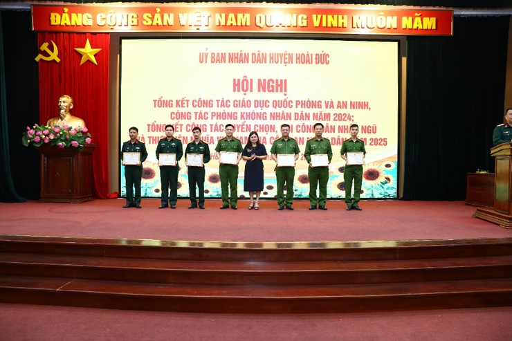 Hoài Đức tổng kết công tác tuyển quân năm 2025; công tác phòng không nhân dân, giáo dục Quốc phòng-an ninh năm 2024- Ảnh 9.