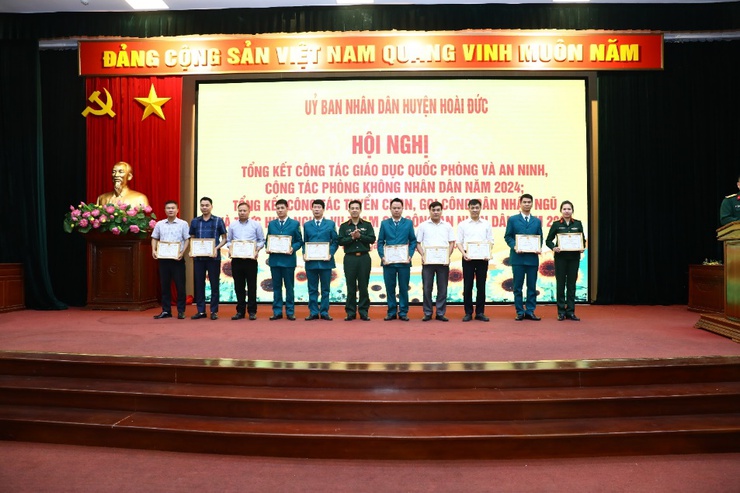 Hoài Đức tổng kết công tác tuyển quân năm 2025; công tác phòng không nhân dân, giáo dục Quốc phòng-an ninh năm 2024- Ảnh 11.