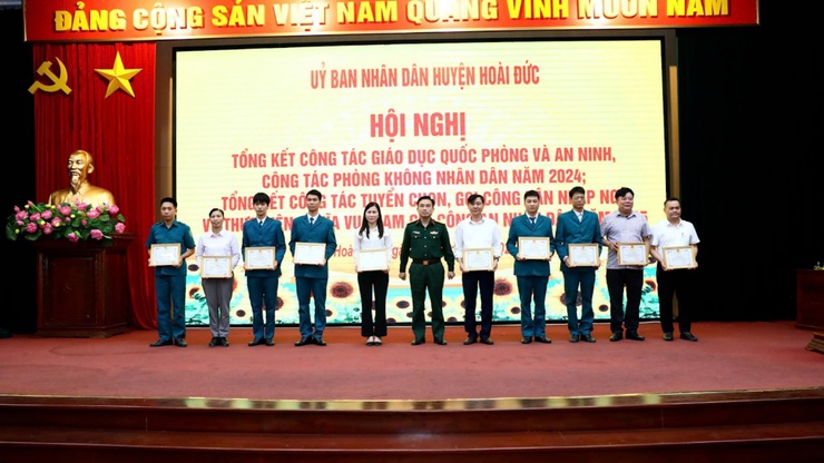 Hoài Đức tổng kết công tác tuyển quân năm 2025; công tác phòng không nhân dân, giáo dục Quốc phòng-an ninh năm 2024- Ảnh 12.